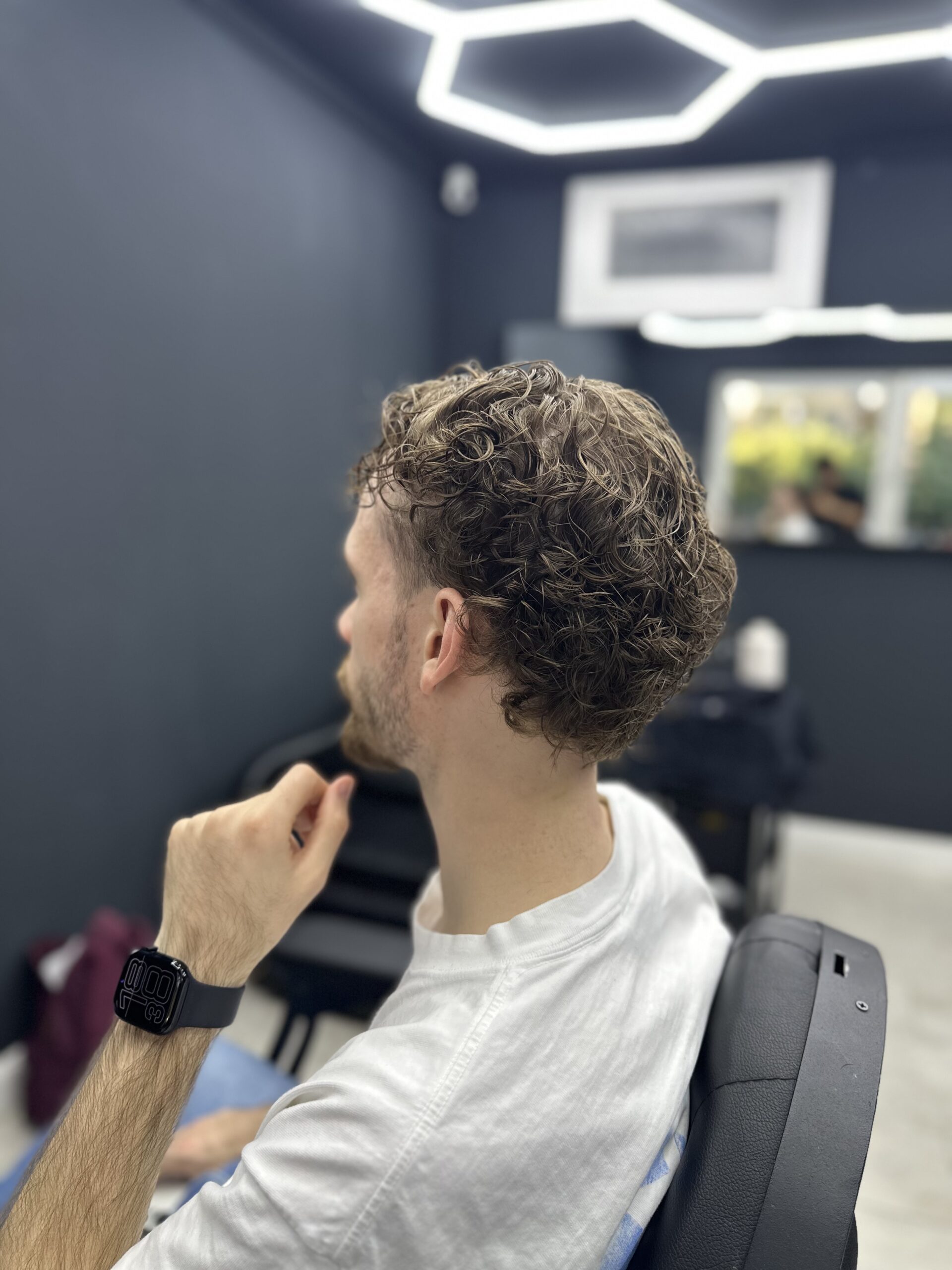 Männer-Dauerwelle mit definierten Locken bei Veders Cut in Hamburg